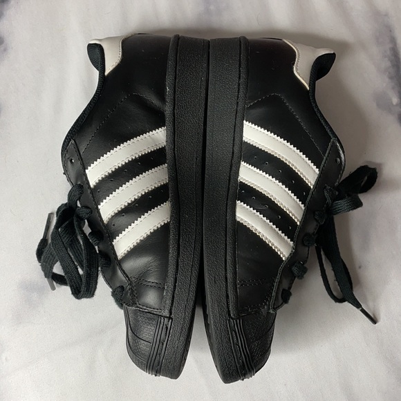 Adidas superstar shoe SIZE US 4 - Picture 3 of 3